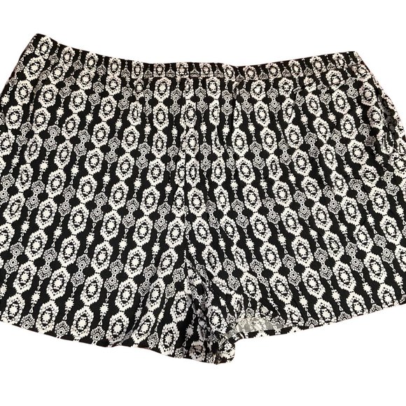 👗5/$25 - Black/White Graphic Print Short w/ Elastic Waist & Tie - Picture 2 of 3